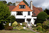 Vorderer Weg und weiß getünchte Fassade eines Einfamilienhauses in Surrey England UK