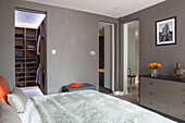Komfortables Doppelzimmer in sanftem Grau mit leuchtend orangefarbenen Details
