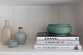 Bücher und Keramik auf einem Regal in einem Londoner Haus UK