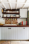 Küche mit Nut und Feder und gefliester Spritzwand in Cirencester home Gloucestershire UK