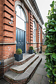Außenfassade aus Backstein und Eingangstür eines umgebauten Gerichtsgebäudes aus Backstein London UK
