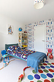 Jungenzimmer mit Holzeisenbahn in einem nachhaltigen Neubau in Highgate, London, UK