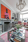 Farbtöne und Kunstwerke im Wohnzimmer einer viktorianischen Terrasse in Wandsworth London UK