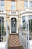 Offenes Tor und gefliester Weg einer viktorianischen Doppelhaushälfte Wandsworth London Uk