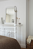 Spiegel auf dem Kaminsims in einem Schlafzimmer auf der Isle of Wight, UK
