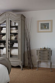 Bemalte Möbel in einem Schlafzimmer mit Seegras, Haus auf der Isle of Wight, UK