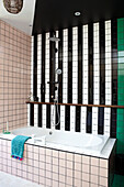 Gefliestes Badezimmer im Retrostil in einem Stadthaus in Hastings, East Sussex, England, Vereinigtes Königreich