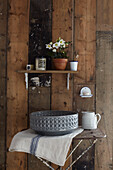 Improvisierter Waschplatz mit Schale und Kanne auf einem alten Gartentisch