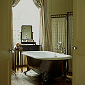 Viktorianische Rolltop-Badewanne aus Gusseisen mit Frisiertisch