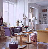 Eleganter getäfelter Salon mit hohen Decken und einer eklektischen Mischung von Möbeln auf Holzparkettboden