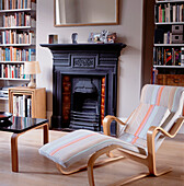Moderne skandinavische Sperrholzmöbel in einem edwardianischen Wohnzimmer