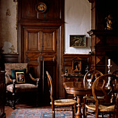 Mahagoni-Esstisch und -Stühle in einem großen rustikalen Esszimmer im Landhausstil mit eichenholzgetäfelten Wänden