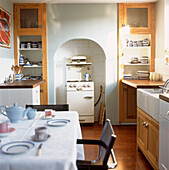 Küche im Vintage-Stil mit platzsparenden Aufbewahrungsideen