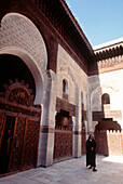 Mann in Djellabah gekleidet beim Verlassen einer Moschee in Fez Marokko