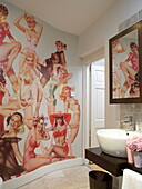 Montage von Badenixen im Badezimmer eines flippigen Hauses in London, England, UK