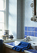 Blaues Handtuch auf Waschbecken im Badezimmer