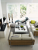 Modernes Wohnzimmer im minimalistischen Stil