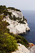 Szenen von Menorca - Meer mit Klippen
