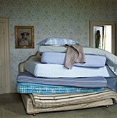 Stapel von Matratzen in einem Londoner Schlafzimmer, UK