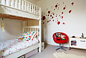 Ballonwanddekoration und Etagenbett im Kinderzimmer eines Londoner Stadthauses, England, UK