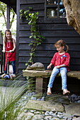 Spielende Mädchen im Garten eines Londoner Stadthauses, England, UK