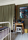 Schreibtisch und Hocker mit überdachtem Regal im Schlafzimmer eines Hauses in Rye, East Sussex, England, UK