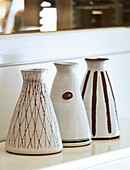 Drei gemusterte Vasen im Fenster von Rye Pottery Rye East Sussex UK