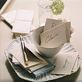 Teller und Schüssel mit handgeschriebenen Briefumschlägen, Grußkarten und Füllfederhalter