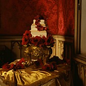Dreistöckige Hochzeitstorte mit roten Blumen verziert