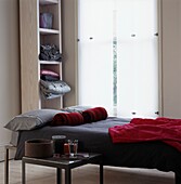 Modernes Schlafzimmer mit Doppelbett