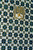 Azulejos-Kacheln mit Wappen an einer Wand im Innenhof der Casa Pilatos im Stadtteil Santa Cruz in Sevilla