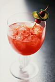 Mui Rico Cocktail mit dunklem Rum, Cranberrysaft, Creme de Framboise und Limettensaft