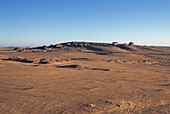 Blick auf die alte deutsche Bergbaustadt Kolmanskop an der Straße nach Luderitz in Namibia