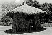 Afrikanische Hütte im Dorf Mukunini in der Nähe der Victoriafälle in Simbabwe