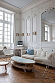 Designermöbel und Couchtisch auf Rollen im Wohnzimmer einer Wohnung in Bordeaux, Aquitanien, Frankreich