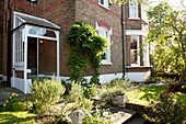 Veranda und Vorgarten mit Backsteinfassade des Hauses in Greenwich, London, England, UK