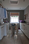 Bügelbrett im Hauswirtschaftsraum eines modernen Hauses in Haywards Heath, West Sussex, England, UK