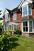 Begrünter Außenbereich eines Einfamilienhauses in Ashford, Kent, England, UK