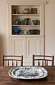 Handbemalte Keramik auf eingebauter Ablage im Esszimmer des Hauses Ashford, Kent, England, UK