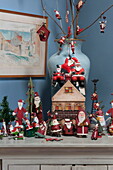 Weihnachtsmannfiguren und Kunstwerke mit Vase in einem Bauernhaus in Tiverton, Devon UK
