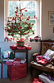Eingepackte Geschenke unter dem Weihnachtsbaum in einem Bauernhaus in Tiverton, Devon UK