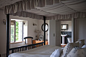 Four poster bed with en suite bathroom in Dordogne  Perigueux  France