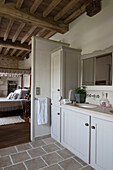 Badezimmer in einem Bauernhaus mit Balken in der Dordogne Perigueux Frankreich
