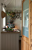 Blick durch eine verglaste Tür zur Küche in Kilndown cottage Kent England UK