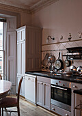 Hellgraue Einbauküche mit Pfannenständer in einem viktorianischen Haus im Norden Londons England UK