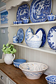 Blaues und weißes Porzellan auf einer Küchenkommode in einem Haus in Amberley, West Sussex, England UK