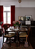 Esstisch und Klavier aus poliertem Holz in einer modernen Londoner Wohnung England UK