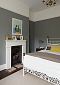 Doppelbett mit viktorianischem Kamin in einem zeitgenössischen Londoner Haus England UK