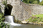 Fließendes Wasser und Steinbrücke auf dem Land in Großbritannien
