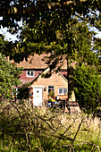 Schattige Backsteinfassade des Bauernhauses von Brabourne, Kent, Großbritannien